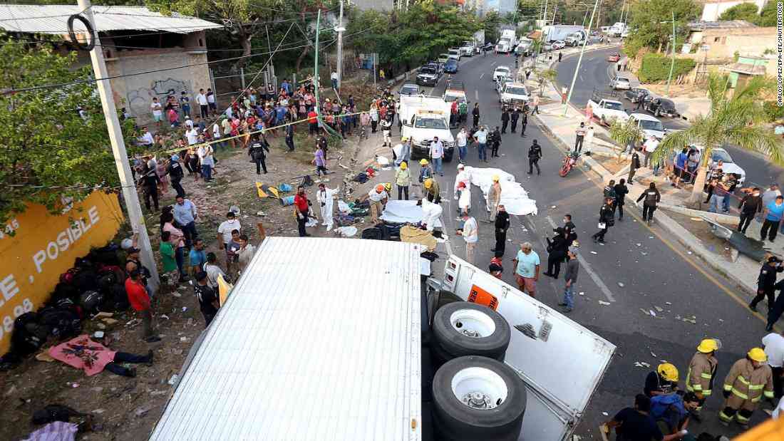 Death toll from Mexico bus crash rises to 39, at least 100 injured